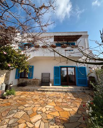 Villetta bilivelli con giardino e terrazza