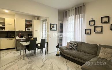 AMPIO BILOCALE RISTRUTTURATO CON BOX E POSTO AUTO