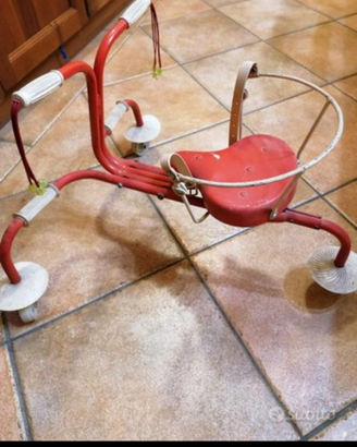 Triciclo girello antico giocattolo
