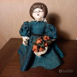 Bambola con vestito in tessuto vintage
