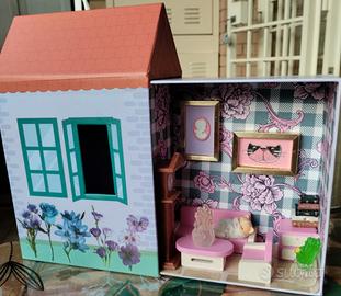 Casa delle bambole con gattino sonnecchioso!