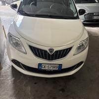 Lancia y hybrid pari al nuovo