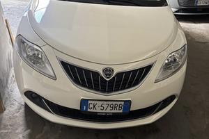 Lancia y hybrid pari al nuovo