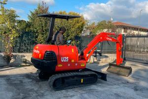 E114 Mini escavatore 25 q Kubota U25