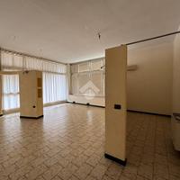 NEGOZIO A BUSSOLENGO