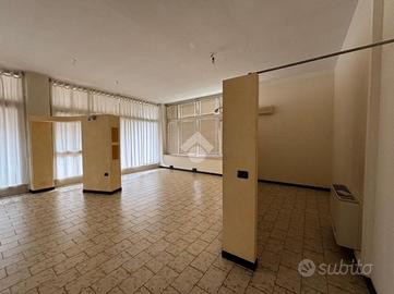 NEGOZIO A BUSSOLENGO