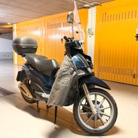Piaggio Liberty 125 con coperta parabrezza e baule