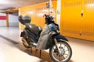 Piaggio Liberty 125 con coperta parabrezza e baule