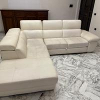 Divano in pelle crema con penisola