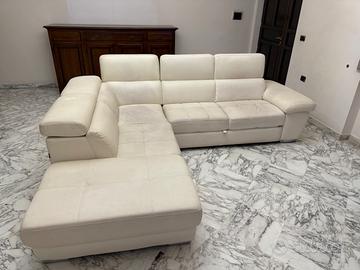 Divano in pelle crema con penisola