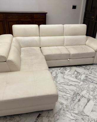 Divano in pelle crema con penisola