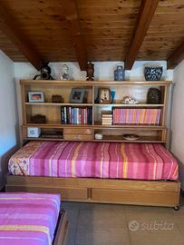 Due letti singoli con librerie in legno massello
