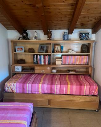 Due letti singoli con librerie in legno massello