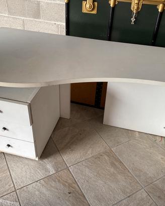 Scrivania e cassettiera