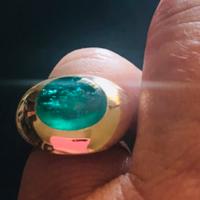 Anello con smeraldo.