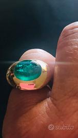 Anello con smeraldo.