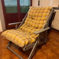 Sedia reclinabile in legno con cuscino