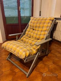 Sedia reclinabile in legno con cuscino