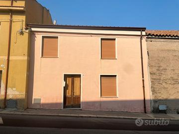 Guspini - Indipendente con cortile retrostante
