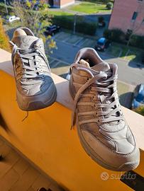 Scarpa ginnastica grigia