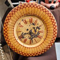 vecchio orologio in latta meccanismo a carica manu