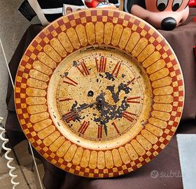 vecchio orologio in latta meccanismo a carica manu