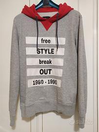 Felpa grigia con cappuccio rosso 