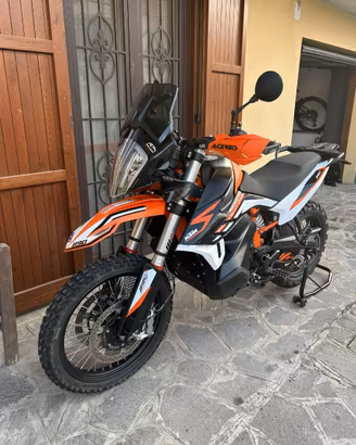 KTM Adventure 890 R superaccessoriata