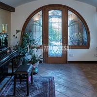 VILLA SINGOLA CON AMPIO GIARDINO E BOX DOPPIO IN C
