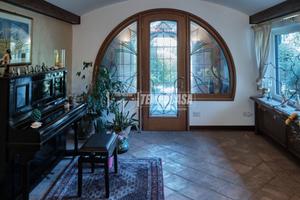 VILLA SINGOLA CON AMPIO GIARDINO E BOX DOPPIO IN C