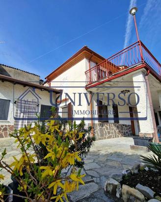 Villa di 260 m² con più di 5 locali e box auto dop