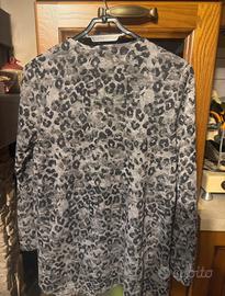 Cardigan grigio e stampa leopardata