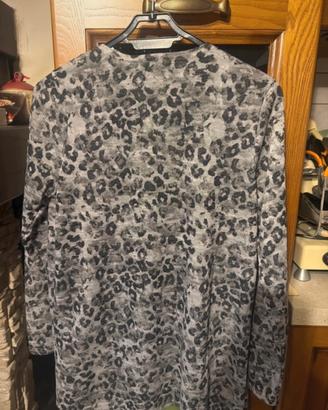 Cardigan grigio e stampa leopardata