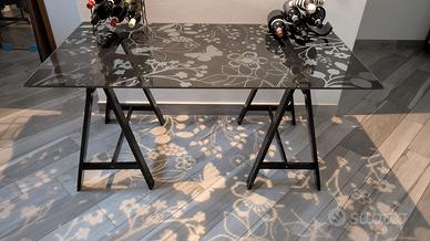 Ikea Vika Glasholm: tavolo in vetro decorato