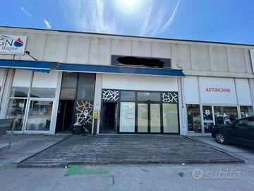 Locale commerciale uso magazzino/negozio