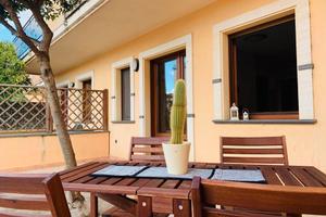 Cabras bilocale arredato con posto auto