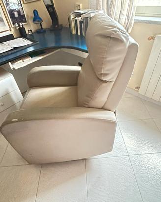 Poltrona con poggiapiedi
