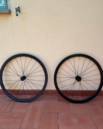 Ruote in carbonio “Bontrager Aeolus Elite 35 TLR