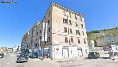 Negozio zona stazione in ancona