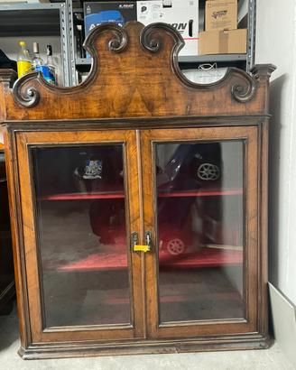 Vetrina antica in legno con ante in vetro