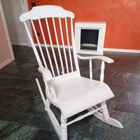 Sedia a dondolo bianca con cuscini 