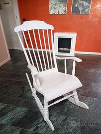 Sedia a dondolo bianca con cuscini 