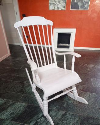 Sedia a dondolo bianca con cuscini 
