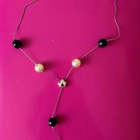 Collana con perle bianche e nere, e charm a fiore