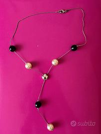 Collana con perle bianche e nere, e charm a fiore