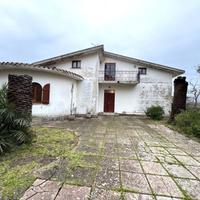 Spaziosa Villa Unifamiliare con Garage e Mansarda