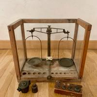 Bilancia antica a 2 bracci legno marmo vetro pesi