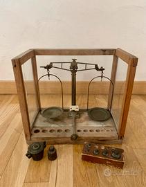 Bilancia antica a 2 bracci legno marmo vetro pesi