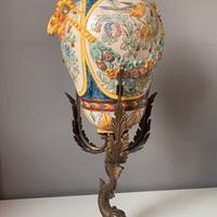 Antico vaso in maiolica con portavaso