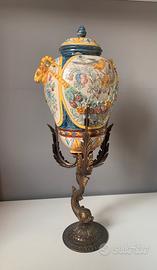 Antico vaso in maiolica con portavaso